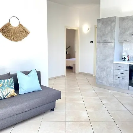 Luminoso Bilocale Con Balcone A Apartman *