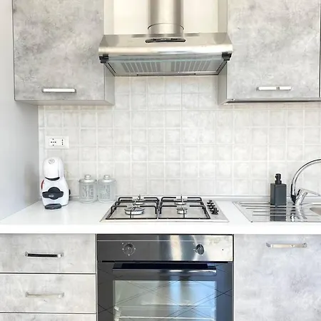 Luminoso Bilocale Con Balcone A *