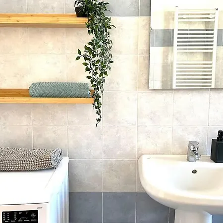 Apartman Luminoso Bilocale Con Balcone A