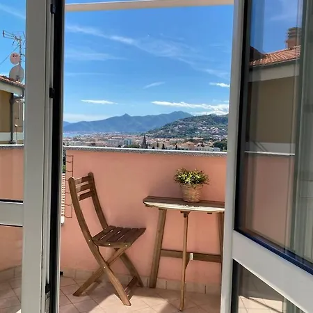 Luminoso Bilocale Con Balcone A * Borgio Verezzi